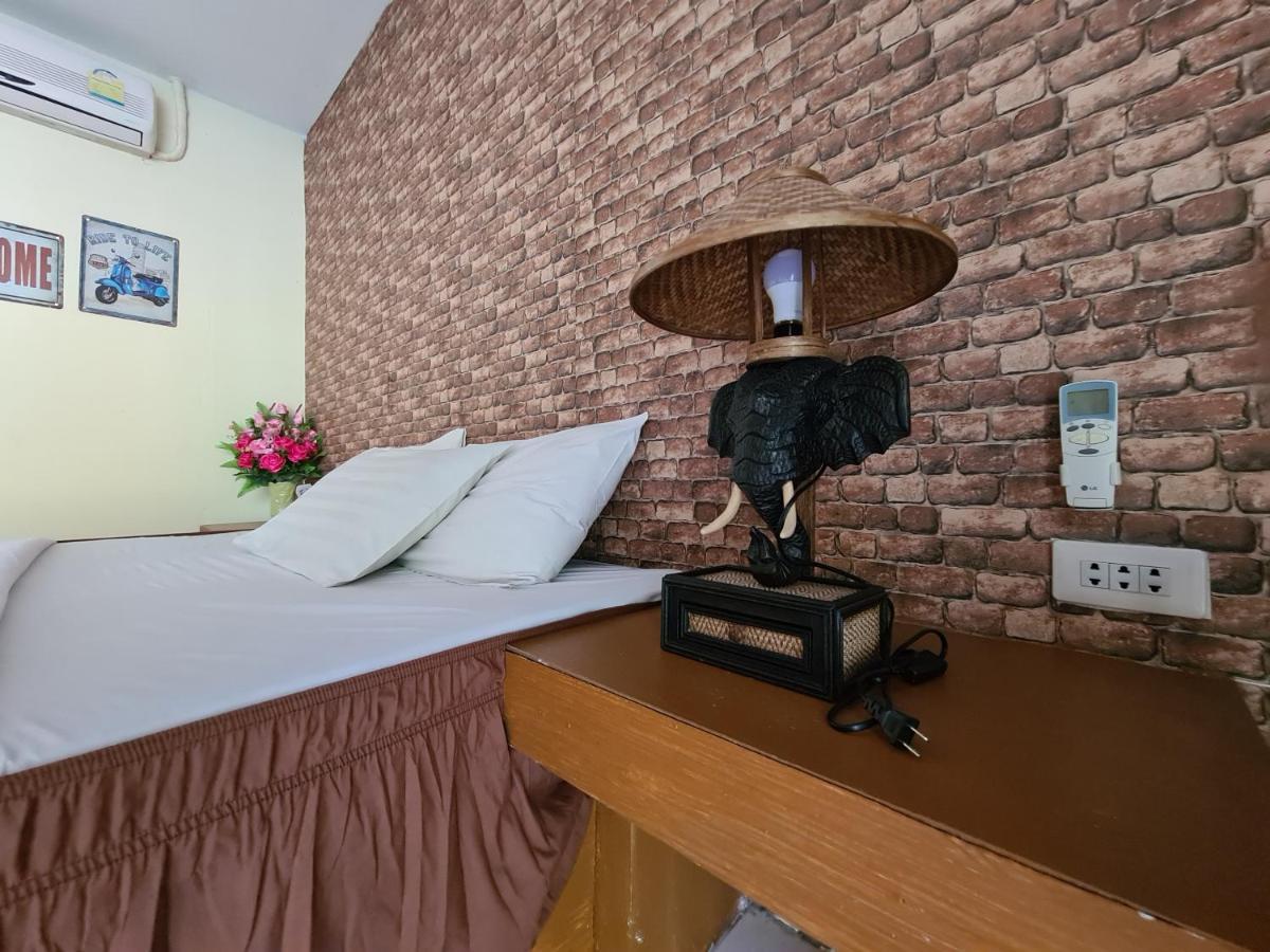 Phutawan Resort Chai Badan Exterior photo