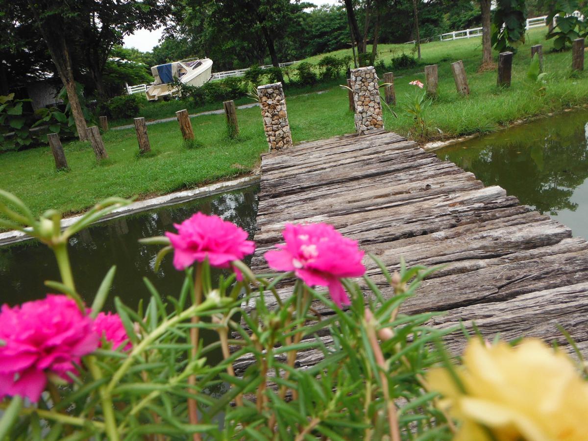 Phutawan Resort Chai Badan Exterior photo