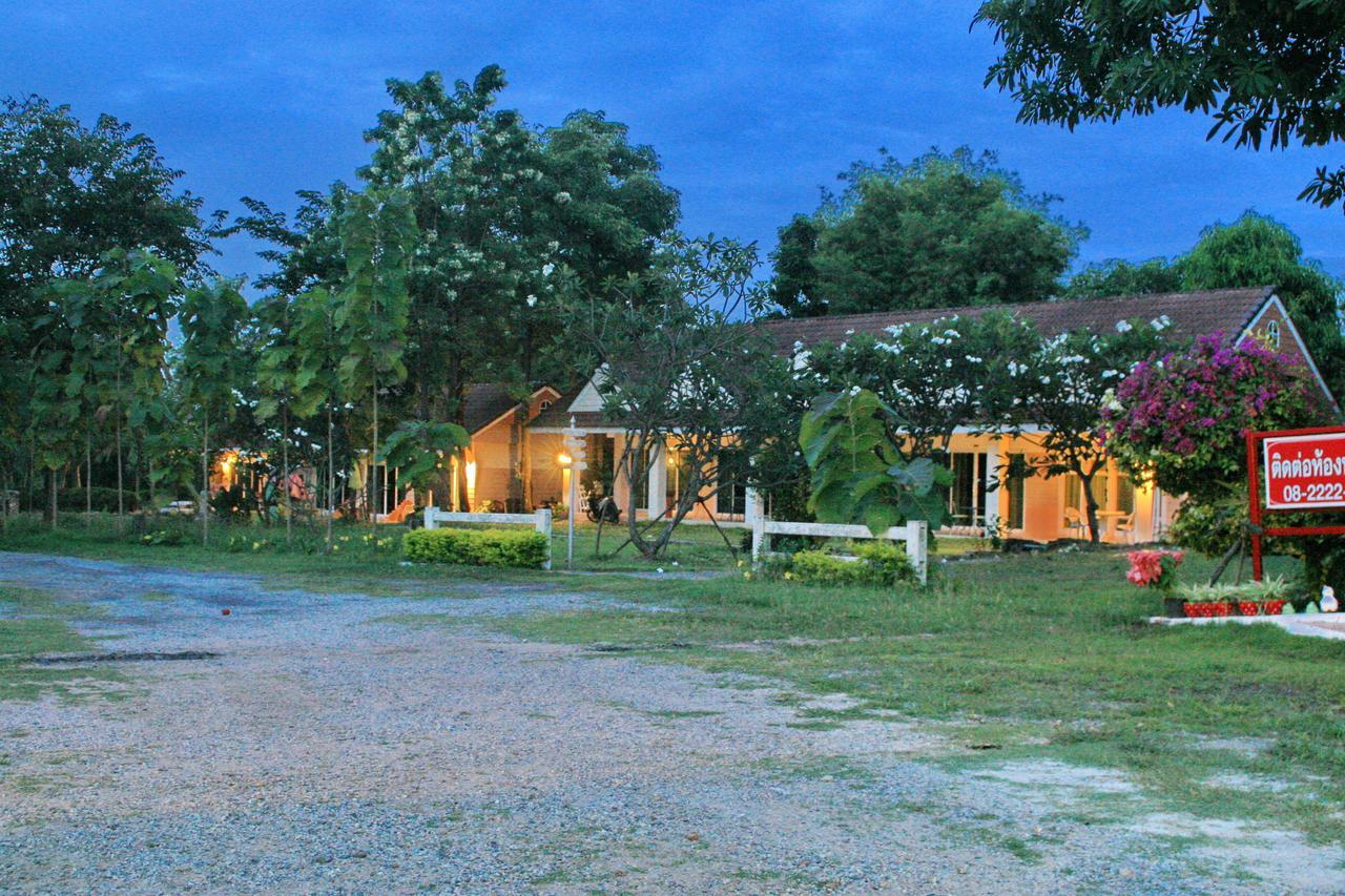 Phutawan Resort Chai Badan Exterior photo