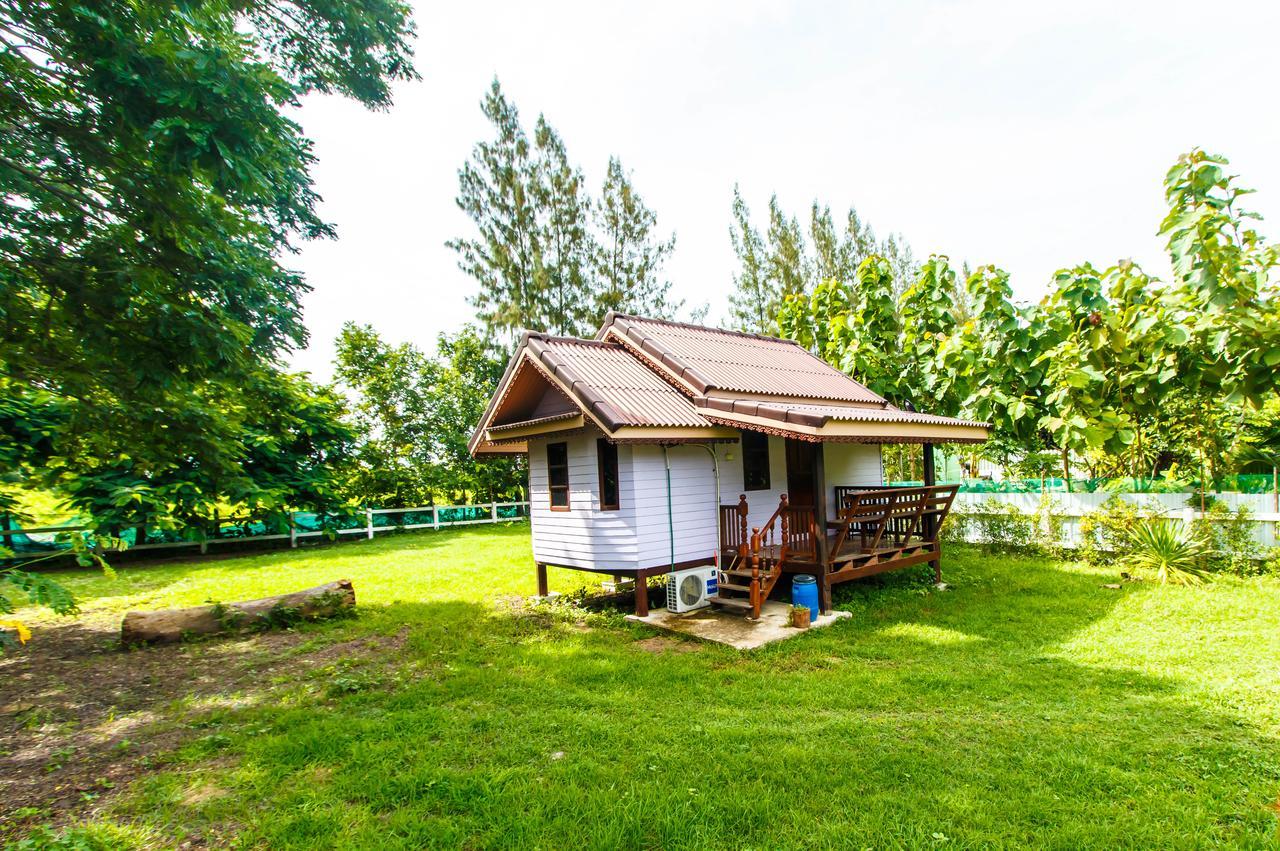 Phutawan Resort Chai Badan Exterior photo
